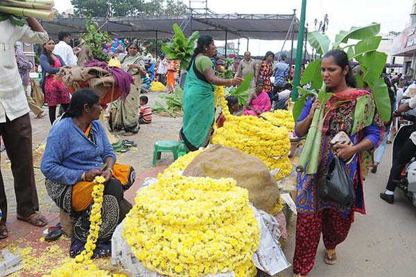 ಆಯುಧ ಪೂಜಾ, ವಿಜಯದಶಮಿ ಆಚರಣೆ: ಮಾರುಕಟ್ಟೆಯಲ್ಲಿ ಭರ್ಜರಿ ವ್ಯಾಪಾರ